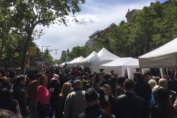 Passeig de Gràcia filled with Sant Jordi celebrators on April 23, 2022 (by Angus Clelland) 